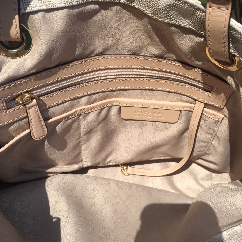 Michael Kors Jet Set Signature Handbag - Picture 6 of 8